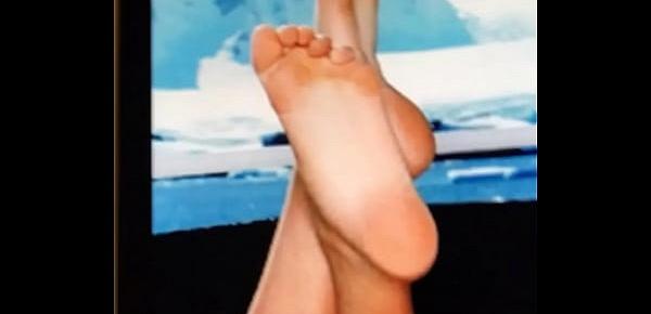  Cumming on kate upton’s feet